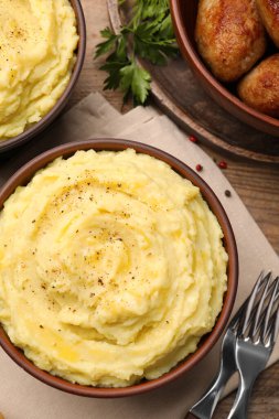 Düz kompozisyon, ahşap masada lezzetli patates püresi.