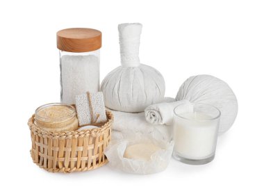 Beyaz üzerine izole edilmiş farklı vücut bakım ürünleriyle güzel bir spa kompozisyonu