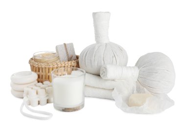 Beyaz üzerine izole edilmiş farklı vücut bakım ürünleriyle güzel bir spa kompozisyonu