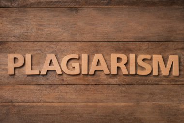 Tahta harflerden yapılmış kelime intihali, düz yerde yatıyordu.