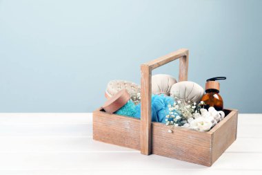 Beyaz ahşap masadaki farklı ürünlerle spa seti.