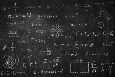 Tahtaya birçok farklı fizik formülü yazılmış.