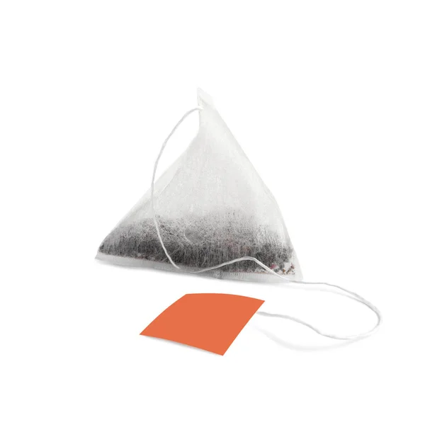 白で隔離された新しいピラミッドティーバッグ — ストック写真