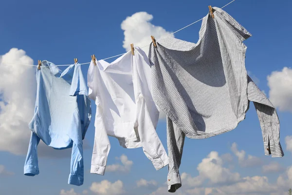 Schone Kleren Hangend Aan Waslijn Tegen Lucht Drooggoed — Stockfoto