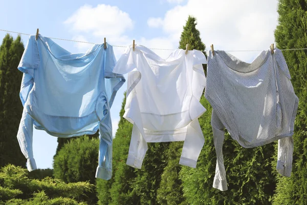 Schone Kleren Hangend Aan Waslijn Tuin Drooggoed — Stockfoto