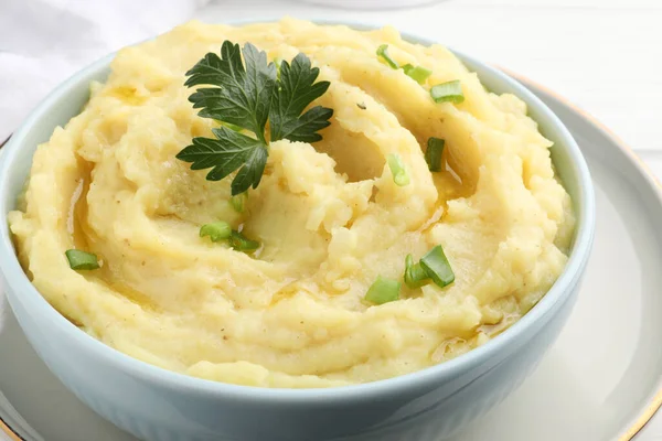 Schüssel Mit Leckerem Kartoffelbrei Mit Petersilie Und Grüner Zwiebel Auf — Stockfoto