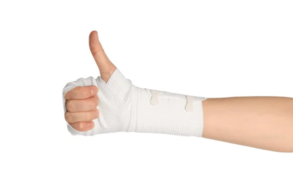 白い背景に親指を示す医療包帯に包まれた手を持つ女性 クローズアップ — ストック写真