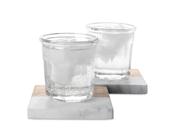 Vasos Bebida Fría Elegantes Posavasos Piedra Sobre Fondo Blanco —  Fotos de Stock