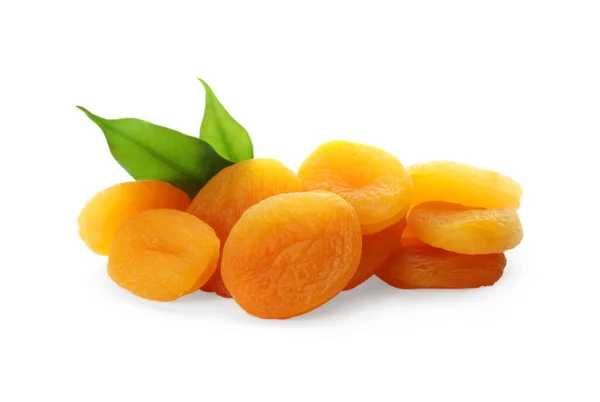 Pile Abricots Secs Savoureux Avec Des Feuilles Sur Fond Blanc — Photo