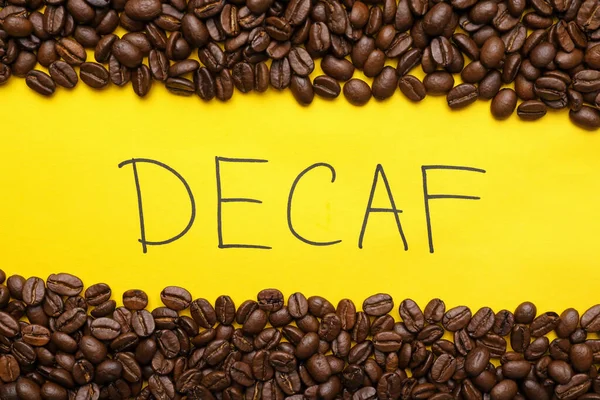 Woord Decaf Koffiebonen Gele Achtergrond Plat Lay — Stockfoto