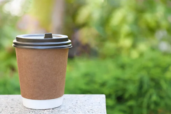 Disposable Paper Cup Plastic Lid Stone Parapet Outdoors Space Text — 스톡 사진