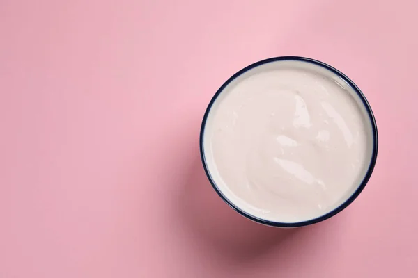 Ciotola Yogurt Gustoso Sfondo Rosa Vista Dall Alto Spazio Testo — Foto Stock