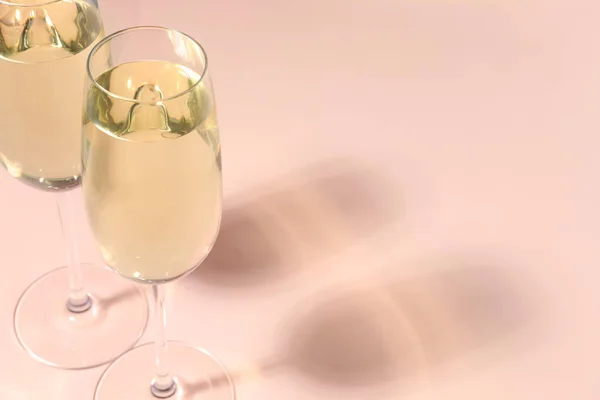 Ποτήρια Από Νόστιμο Αφρώδες Κρασί Ανοιχτό Ροζ Φόντο Closeup Χώρος — Φωτογραφία Αρχείου