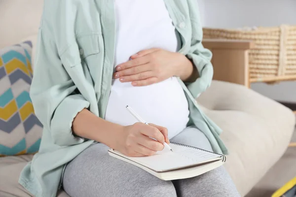 Mulher Grávida Preparando Lista Itens Necessários Para Levar Para Maternidade — Fotografia de Stock