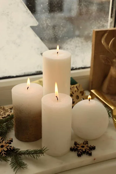 Hermosas Velas Encendidas Con Decoración Navidad Alféizar Ventana Interior — Foto de Stock