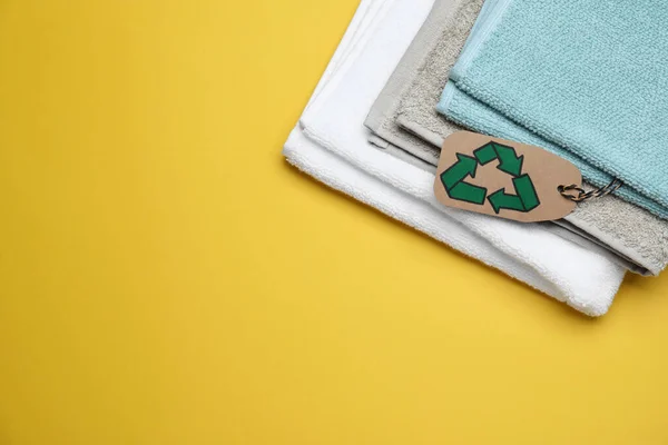 Asciugamani Impilati Con Etichetta Riciclaggio Sfondo Giallo Vista Dall Alto — Foto Stock