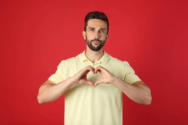 Hombre Haciendo Corazón Con Las Manos Sobre Fondo Rojo — Foto de Stock