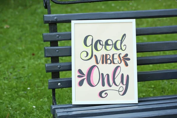 Cartel Con Frase Good Vibes Only Banco Madera Negro Aire — Foto de Stock