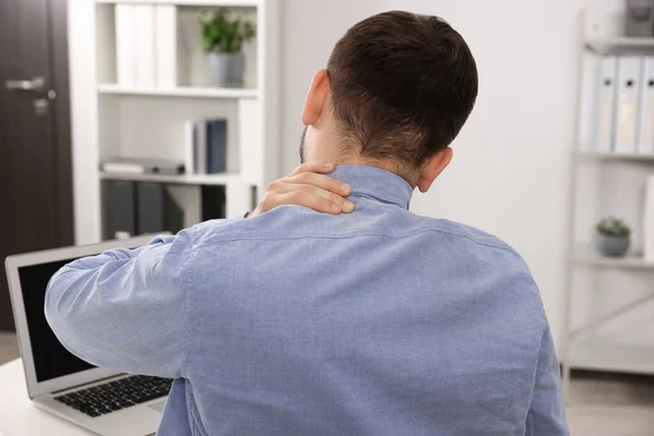 Man Suffering Neck Pain Office Back View — Fotografia de Stock