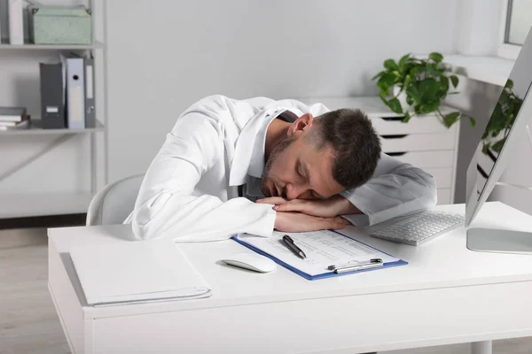 Exhausted Doctor Sleeping Workplace Hospital — Fotografia de Stock