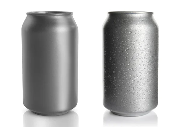 白を背景に水が落ちるアルミ飲料缶 — ストック写真