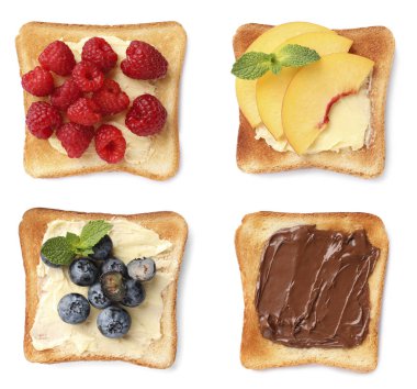 Beyaz arkaplanda farklı tost setleri, üst görünüm