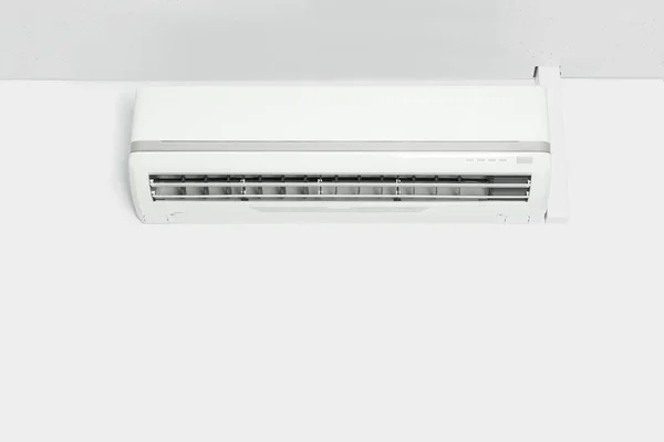 室内白墙上的现代空调机 案文的篇幅 — 图库照片
