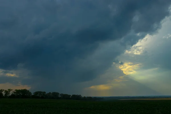 Bela Vista Céu Com Nuvens Trovão Sobre Campo — Fotografia de Stock