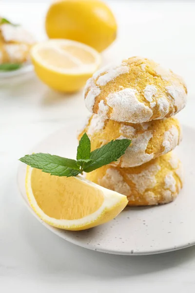 Lekkere Zelfgemaakte Citroenkoekjes Met Vers Fruit Munt Witte Marmeren Tafel — Stockfoto