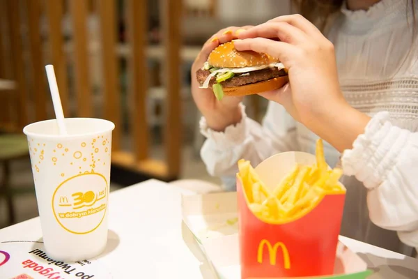 Kobieta Hamburgerem Mcdonalda Frytki Picie Przy Stole Kawiarni Zbliżenie — Zdjęcie stockowe