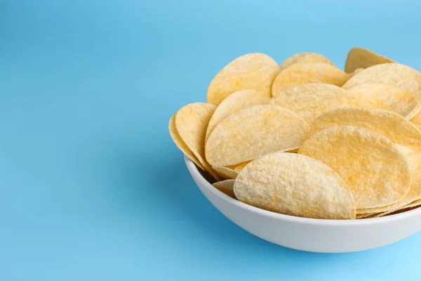 Schaal Van Lekkere Aardappel Chips Lichtblauwe Achtergrond Close Ruimte Voor — Stockfoto