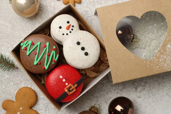Chutné Vánoční Macarons Krabici Slavnostní Dekor Stole Byt Ležel — Stock fotografie