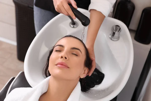 Professional Hairdresser Washing Woman Hair Beauty Salon Closeup — Stock Photo, Image