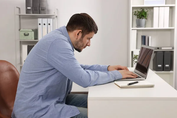 オフィスのノートパソコンで働く姿勢の悪い男 大腸炎の症状 — ストック写真