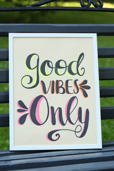 Plakat Mit Der Aufschrift Good Vibes Only Auf Schwarzer Holzbank — Stockfoto
