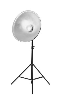 Stüdyo ışığı, beyaz arka planda tripoda yansıtıcı takılı. Profesyonel fotoğrafçı ekipmanı.