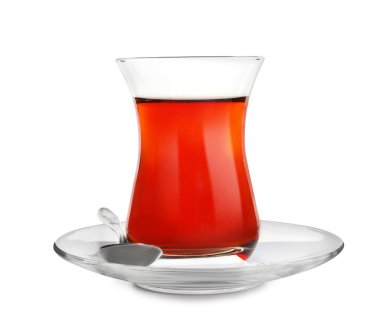 Beyaz kaşıklı geleneksel Türk çayı.