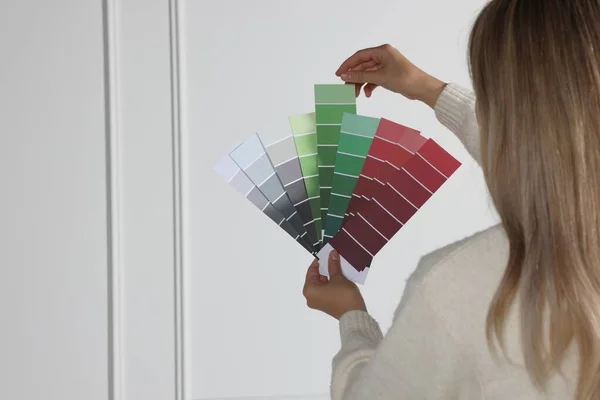 Γυναίκα Επιλέγοντας Χρώμα Για Τοίχο Εσωτερικούς Χώρους Επικεντρωθεί Στα Χέρια — Φωτογραφία Αρχείου
