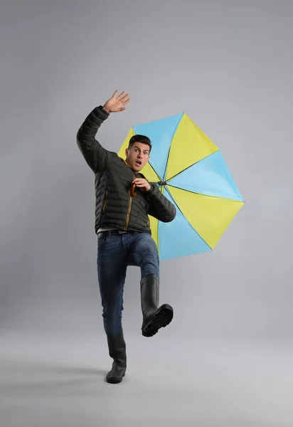 Hombre Emocional Con Paraguas Atrapado Ráfaga Viento Sobre Fondo Gris — Foto de Stock