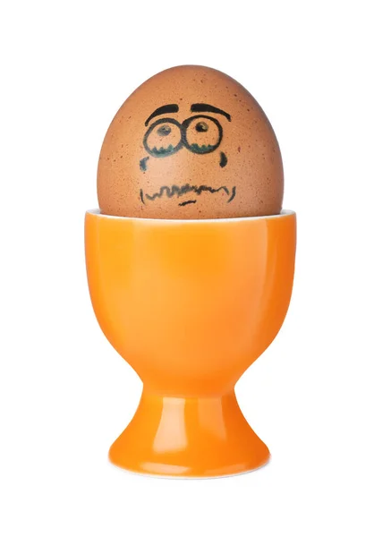 Αυγό Ζωγραφισμένο Δυστυχισμένο Πρόσωπο Κύπελλο Απομονωμένο Λευκό — Φωτογραφία Αρχείου