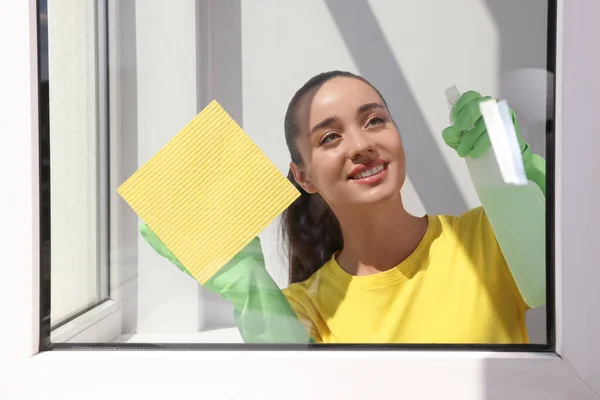 Jovem Feliz Limpeza Janela Vidro Com Pano Esponja Spray Dentro — Fotografia de Stock