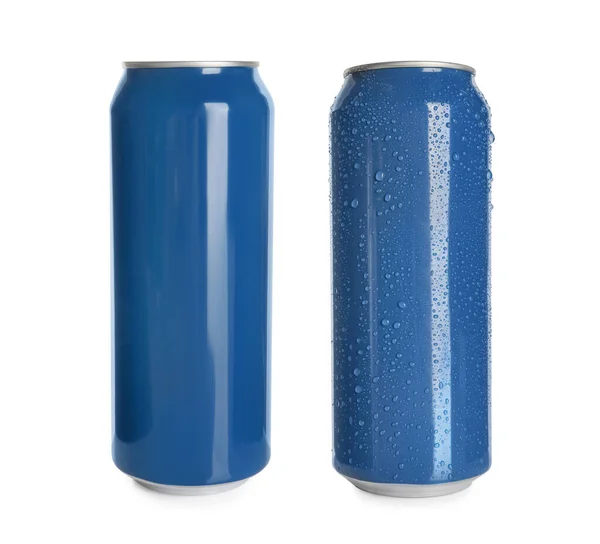 Latas Bebida Alumínio Uma Com Gotas Água Fundo Branco — Fotografia de Stock