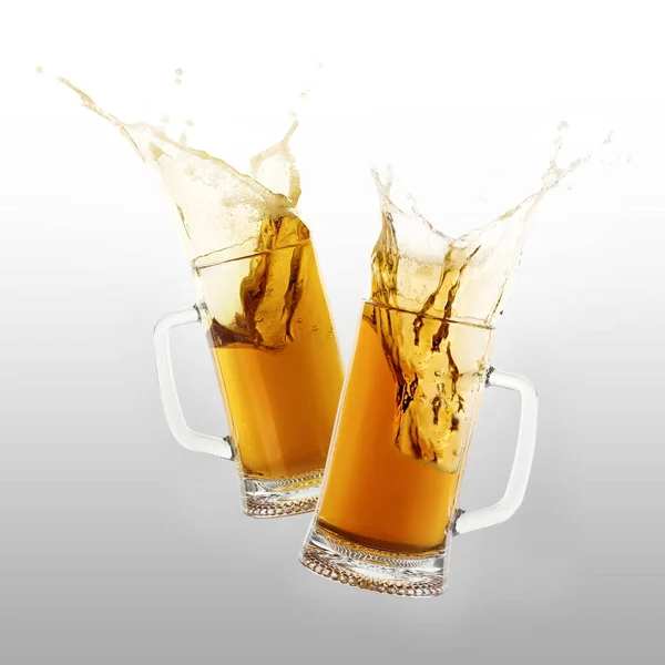 Zwei Gläserne Bierkrüge Beim Anstoßen Mit Spritzer Auf Farbhintergrund — Stockfoto