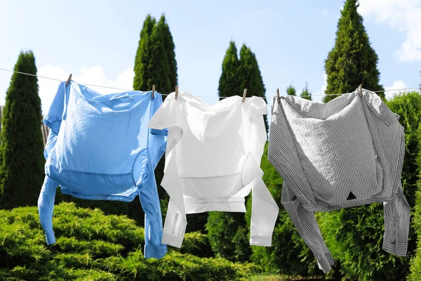 Bahçede Çamaşır Ipine Asılı Temiz Giysiler Çamaşır Kurutuyorum — Stok fotoğraf