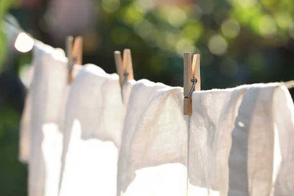 Linha Lavagem Com Camisa Secagem Contra Fundo Desfocado Foco Clothespin — Fotografia de Stock