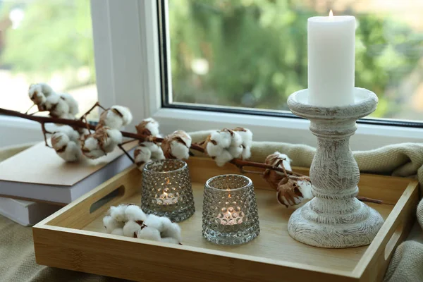 Schöner Kerzenständer Duftkerzen Und Baumwollblumen Auf Holztablett — Stockfoto