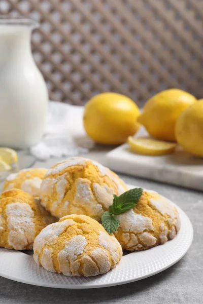 Teller Mit Leckeren Zitronenplätzchen Und Minze Auf Grauem Tisch — Stockfoto