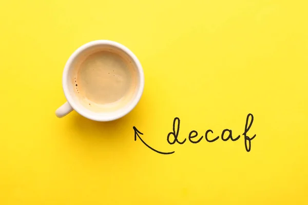 Woord Decaf Kopje Koffie Gele Achtergrond Bovenaanzicht — Stockfoto