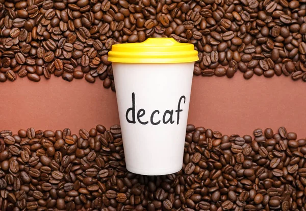 Papieren Kopje Koffie Met Woord Decaf Bonen Bruine Achtergrond Plat — Stockfoto