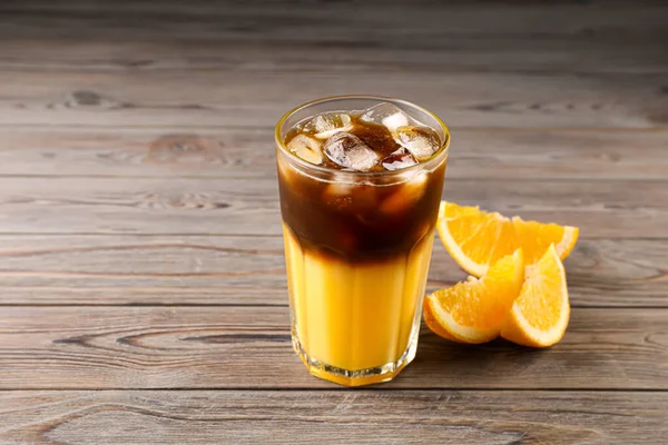 Νόστιμο Δροσιστικό Ποτό Καφέ Και Χυμό Πορτοκάλι Ξύλινο Τραπέζι — Φωτογραφία Αρχείου